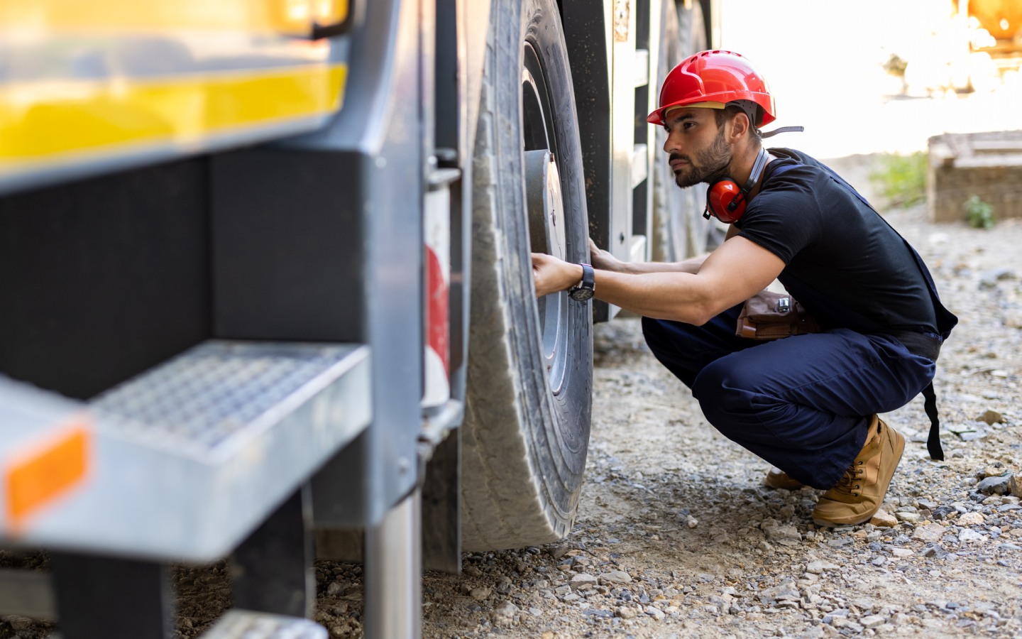 How After-Hours Commercial Services Save Fleets Time and Money